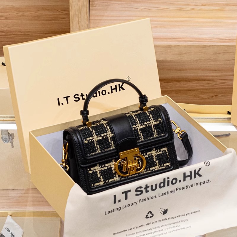 Túi xách tay da cổ điển vuông nhỏ phong cách Chanel, quai xách tay và đeo chéo — Màu đen w