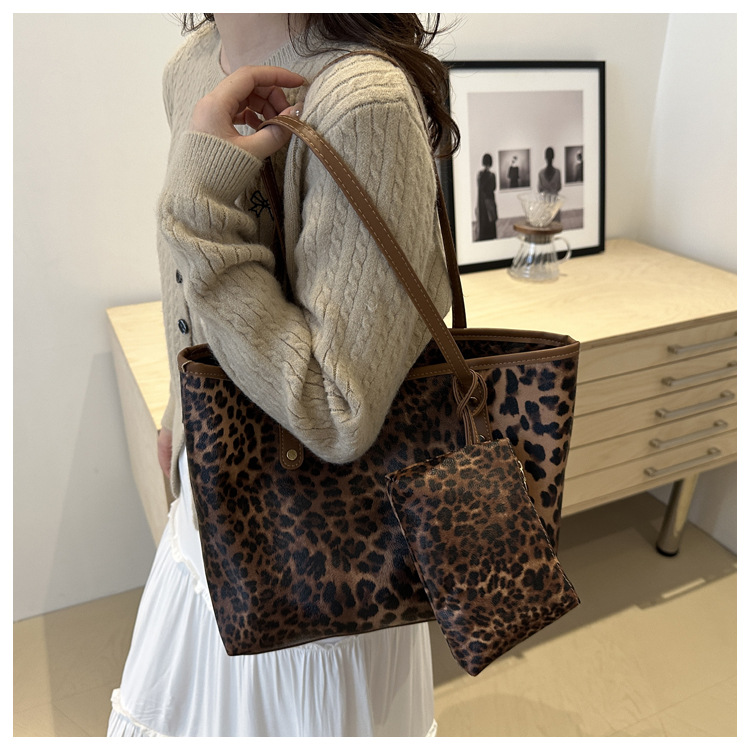 Retro commuter leopard print underarm bag 2024 autumn new style trend fashion personality temperament one shoulder tote bag_voghion.com
