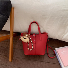 �羳���sͨ������˻@�Ӱ�Ů�¿����e������ˮͰ���ٴ�μ�б���