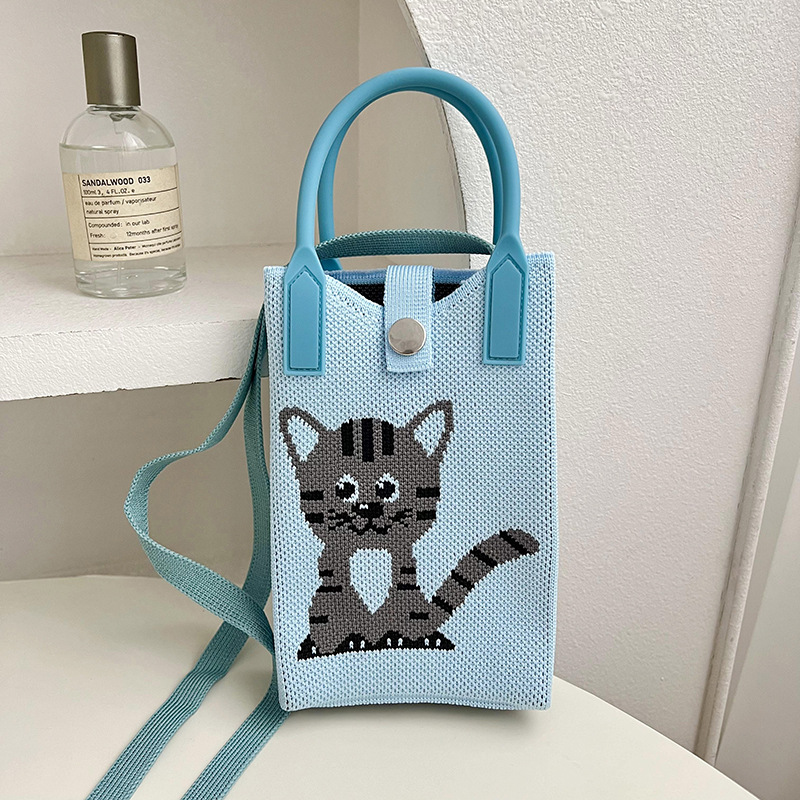 Gato gris de fondo azul