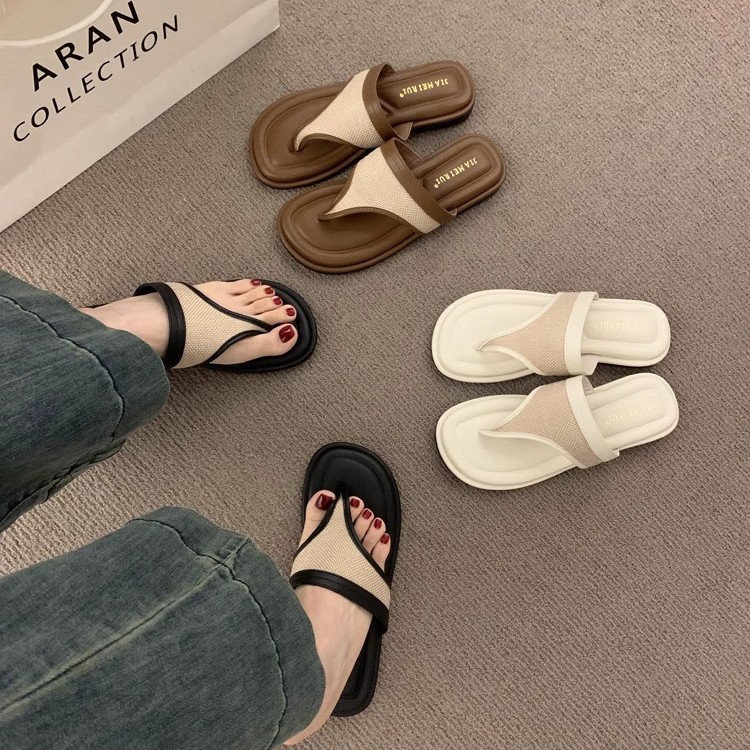 Sandalias y zapatillas chanclas planas negras estilo hada coreana para mujer en verano 2025 nuevos zapatos de playa casuales junto al mar