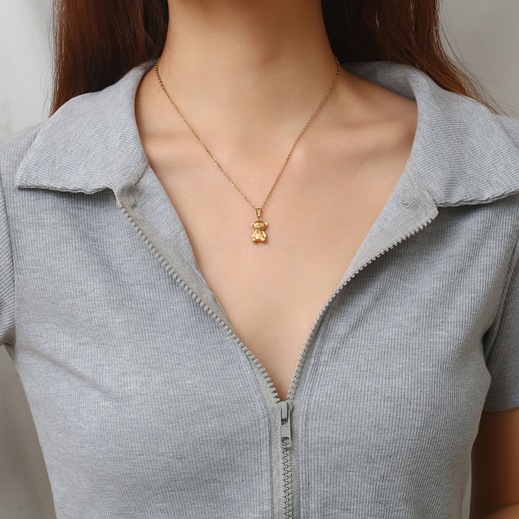 Europea y americana transfronteriza versátil mini Acero inoxidable oso colgante collar de alta gama moda retro chapado 18 color collar de retención