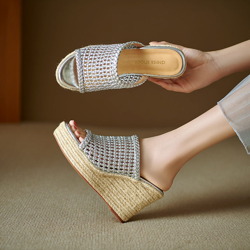 Dép sandal nữ quai chữ V đan rỗng, đế xuồng cao gót, mũi hở kiểu cá sấu — màu vàng, bạc