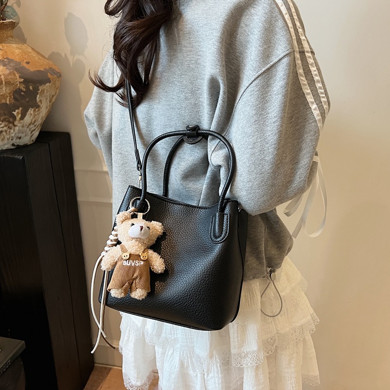 Bolso de cubo portátil de moda coreana para mujer 2025 primavera y verano nuevo bolso de mensajero de un solo hombro casual de alta gama simple
