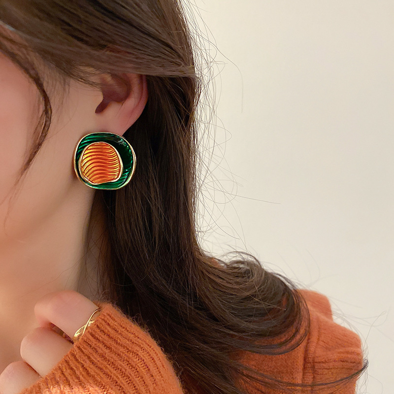 Fashion Retro Drop Oil Geometric Earrings Contrast Color Alloy Stud Earrings display picture 2