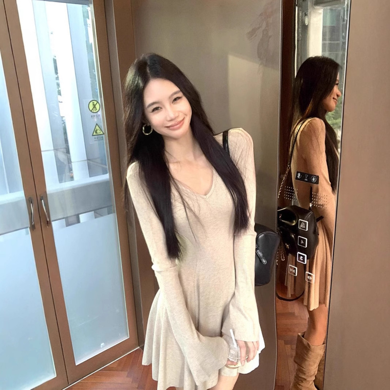 French Style Elegant V-neck Long-sleeved Knitted dress Women's Autumn Gentle Figure Inner Base Skirt A- line Skirt Short Skirt French Style Elegant V-neck Long-sleeved Knitted dress Women's Autumn Gentle Figure Inner Base Skirt A- line Skirt Short Skirt