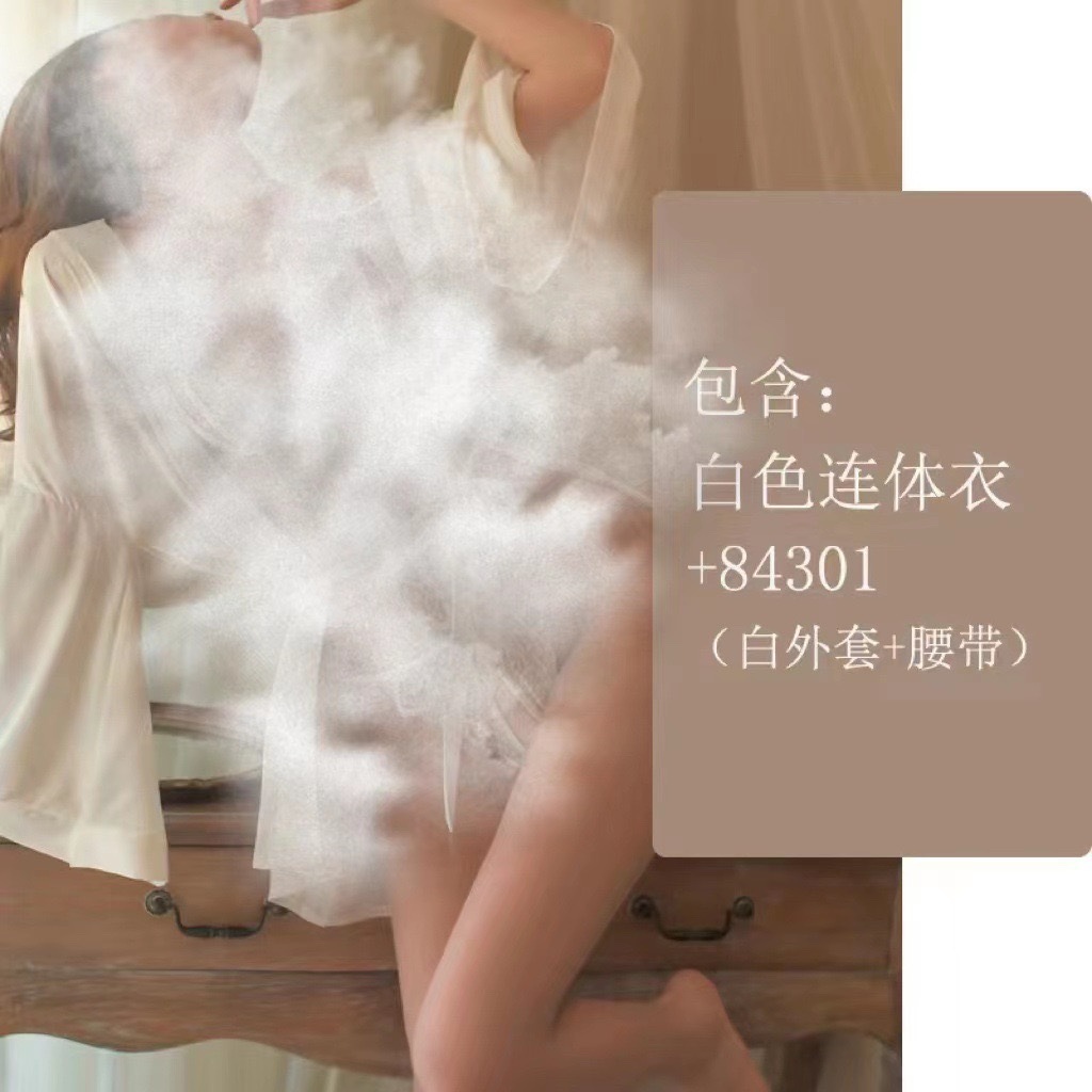 흰색 점프수트 + 흰색 가운