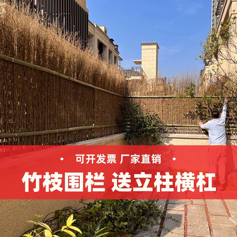 Декоративная крыша из соломы, покрытая бамбуковыми ветвями, бамбуковыми полосками, бамбуковыми верхушками, соломой, бамбуковым забором в стиле фермерского дома.