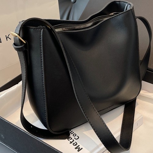 Retro casual shoulder bag for ladies 2025 new spring and summer fashion bucket bag niche trend commuter crossbody bag