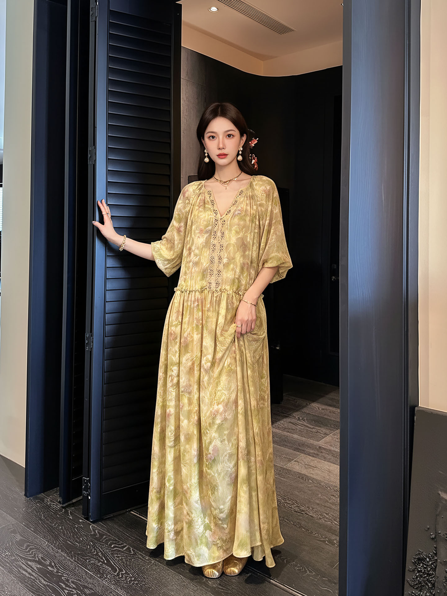 Đầm maxi nữ cổ V phong cách Trung Hoa hiện đại, tay dài, thêu hoa nổi và đính cườm — Xanh lá cây nhạtcolor