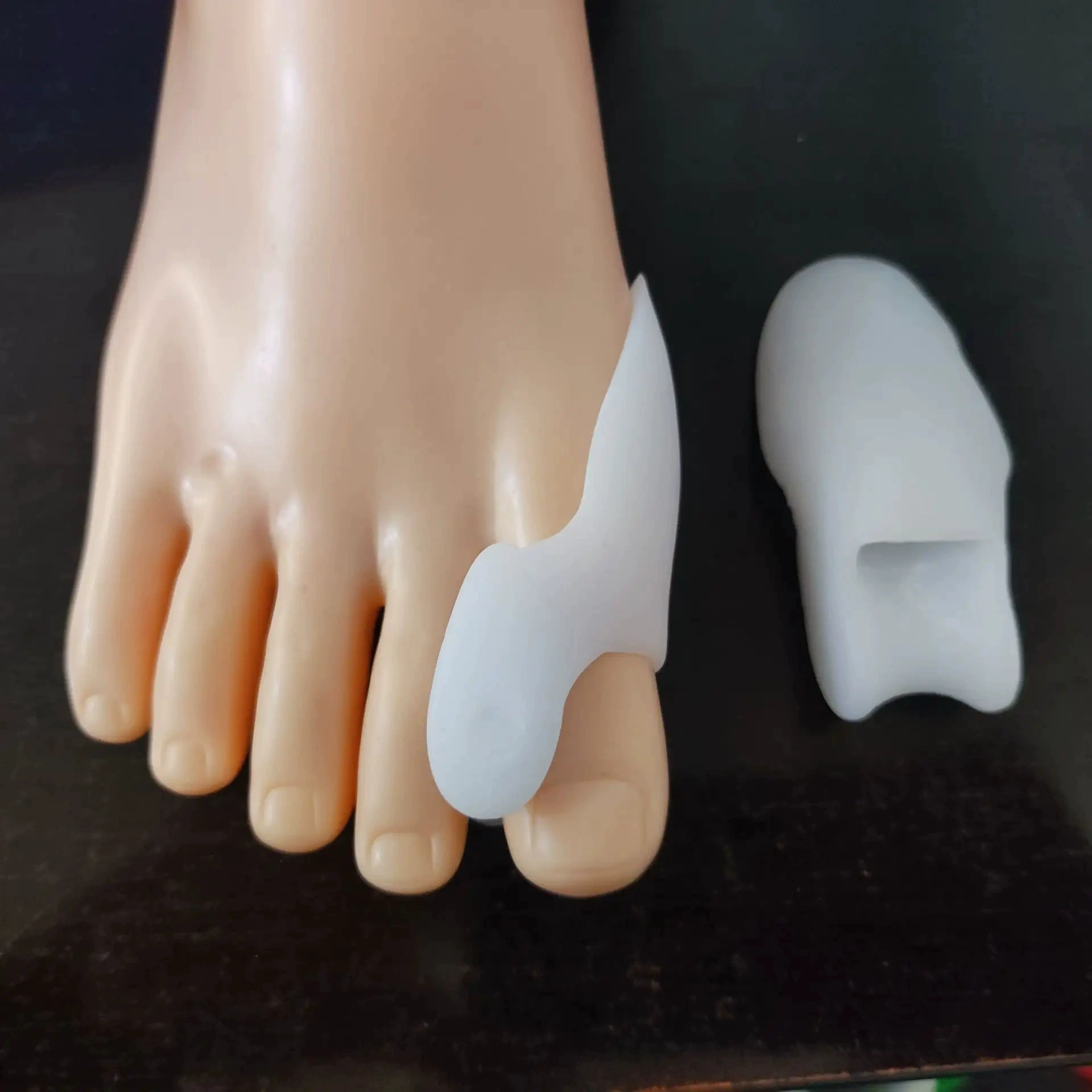 Силиконовый разделитель для большого пальца ноги в форме большого кролика, для пальцев, сросшихся или сдавливающихся друг другом.
