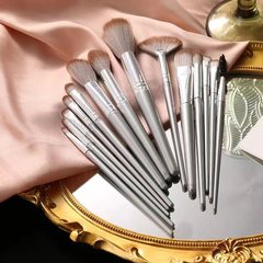 李さんは初めて化粧ブラシ14本セットの初心者セットを見ました。
