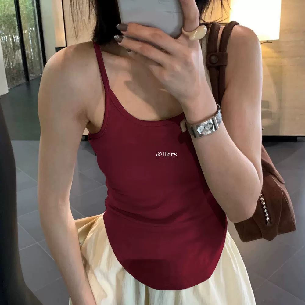 Hers一勺甜秋冬上新简约安可拉红色百搭显瘦磨毛吊带带胸垫背心女