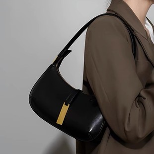 High-end niche design black underarm crescent bag 2024 new ladies autumn and winter baguette bag commuter all-match