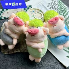 かわいい怒っています。豚のぬいぐるみを引っ張ります。