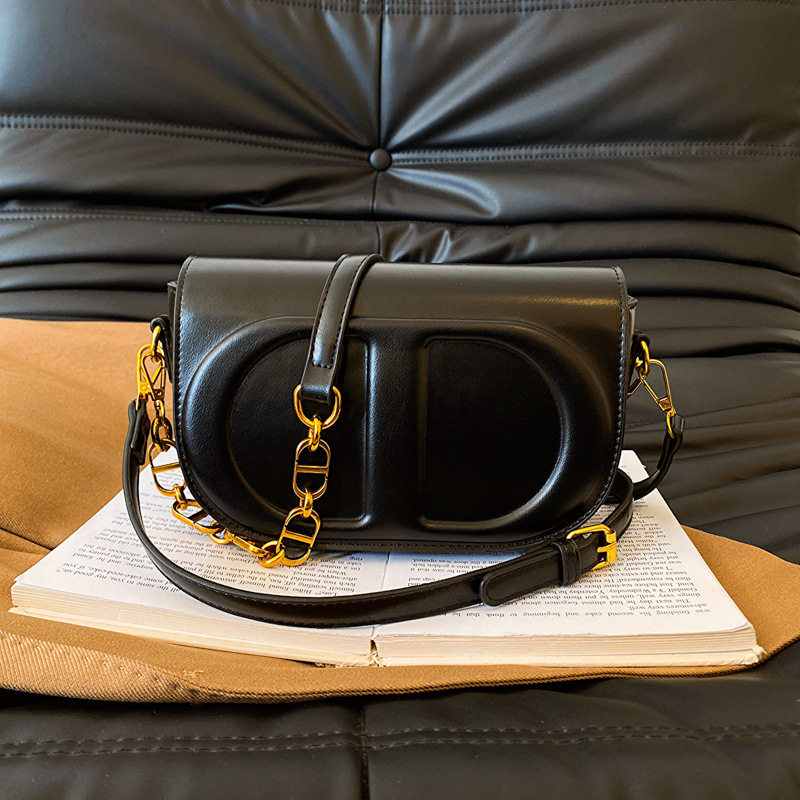 하이 엔드 틈새 레트로 소프트 가죽 체인 언더 암 가방 여성의 2024 새로운 유행 유행 어깨 크로스 바디 안장 가방