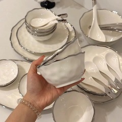 北欧の軽い豪華な高顔の値の碗の皿の高級な銀の辺の白い陶磁器の食器のジョーは家庭の皿の碗の組み合わせのセットに移ります。