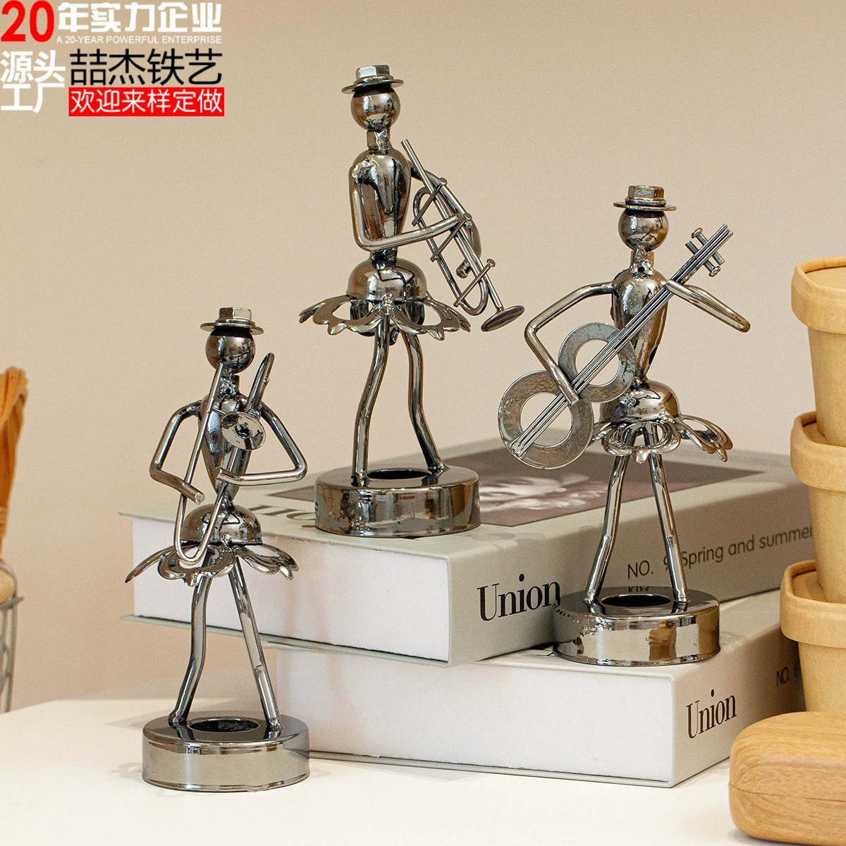 Спотовые железные музыканты играют металлические поделки