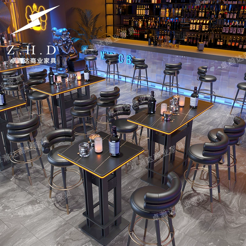 Бар Светящийся стол Высокий бар стул разбросан ночью