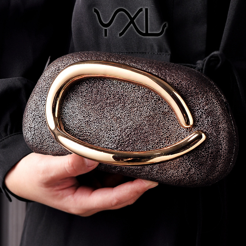 2025 nuevo bolso de cena de mango de metal retro de venta caliente transfronterizo embrague de PU degradado sentido de alta gama europeo y americano