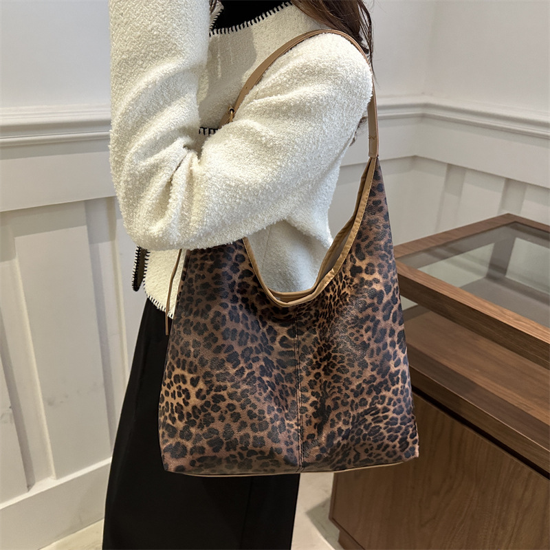 Bolsas de ocio coreanas de gran capacidad, bolsas debajo de las axilas, mujeres 2024 nuevas moda de leopardo, bolsas de mano populares.