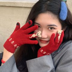 タッチパネルのクリスマスの赤い指の手袋の女性の冬の学生はかわいいです。