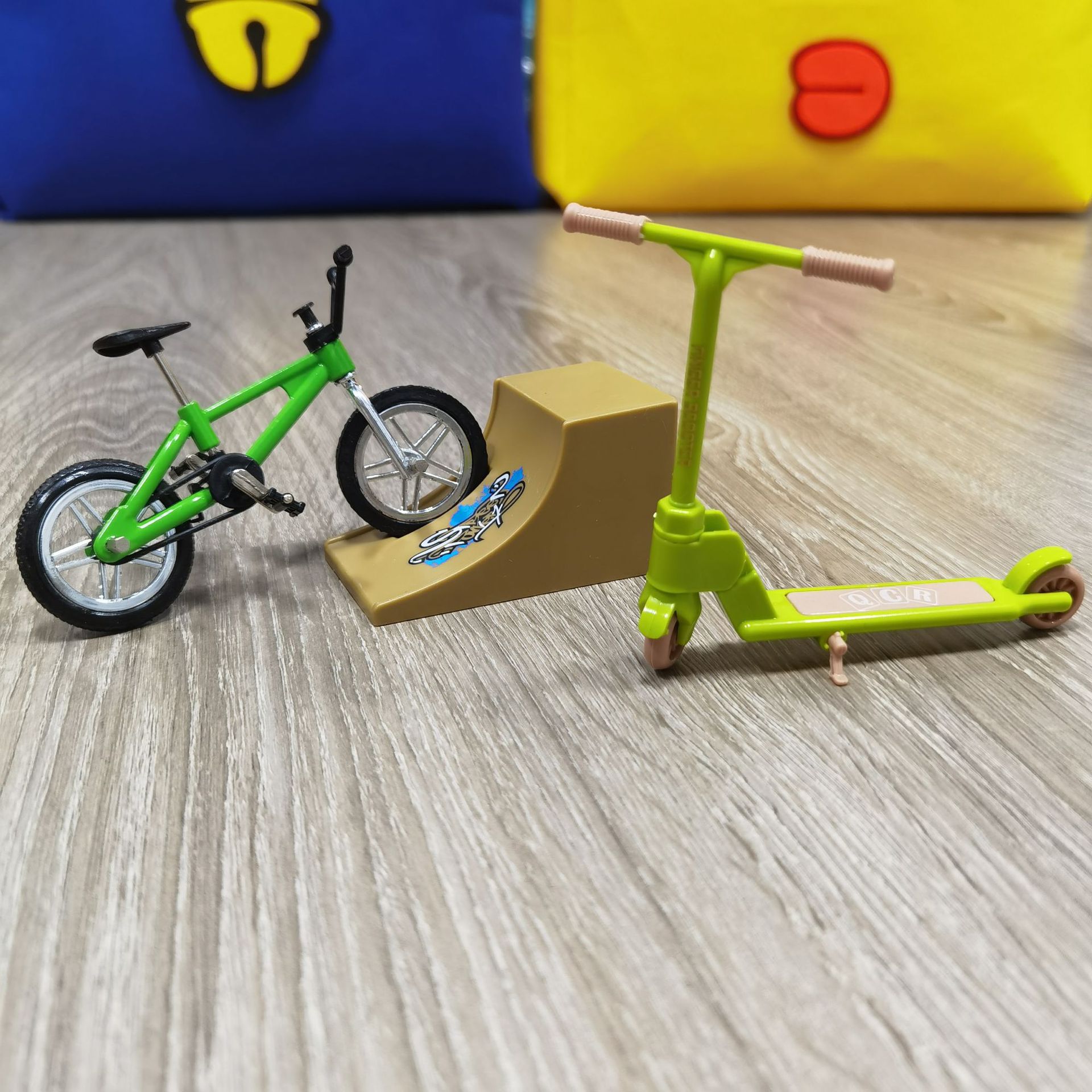 Juguete transfronterizo de simulación de aleación mini dedo modelo de bicicleta Dedo de juguete patineta bicicleta scooter traje