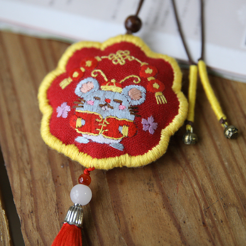 Año Nuevo bordado DIY material hecho a mano paquete xingshi bolsita principiante 12 Zodiaco adornos de coche Lotus bolsa bolsita