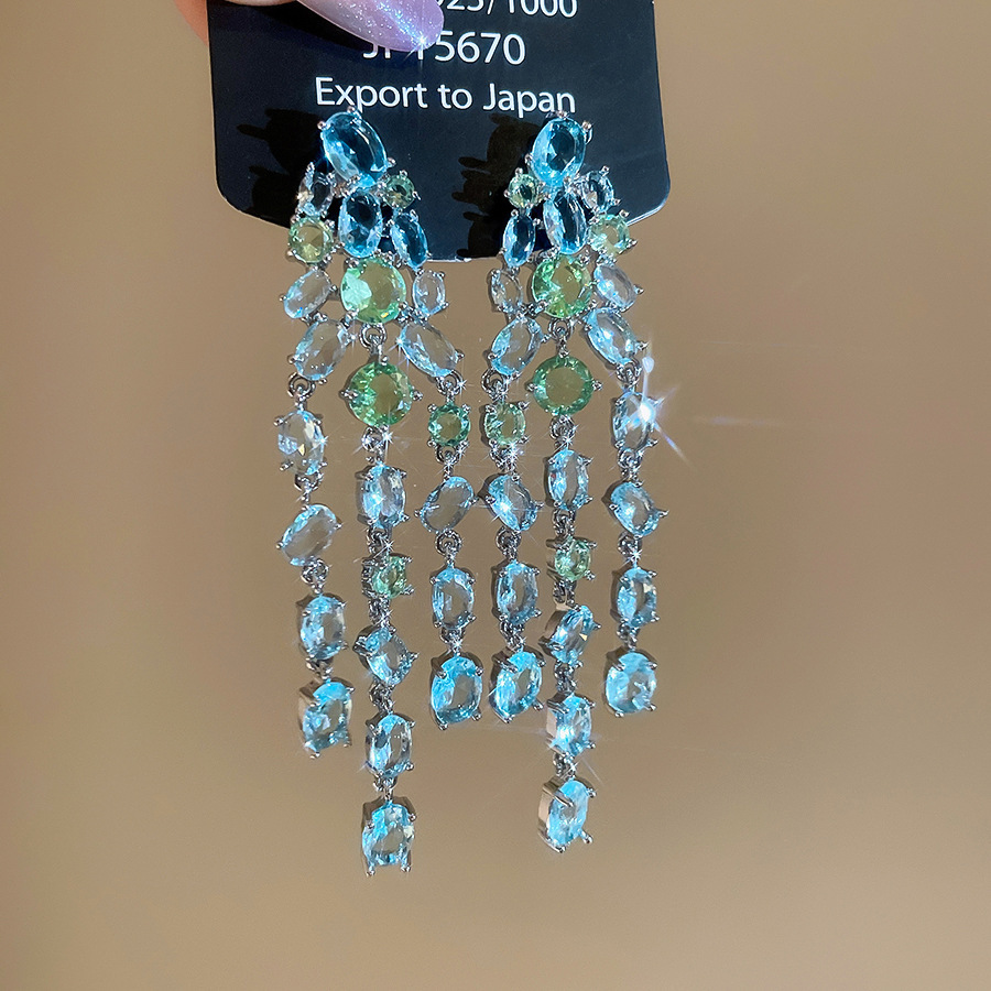 Agujas de plata transfronterizas flores de zircón aretes de bordillo estilo de moda pernos de auriculares lujosos de alto nivel de diseño de auriculares nicho