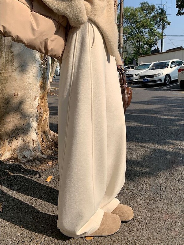 Off-white straight wide-leg pants for women, autumn and winter high-waisted sweatpants, casual and relaxed style, fleece-lined, loose-fitting, soft and comfortable curved-leg pants Off-white straight wide-leg pants for women, autumn and winter high-waisted sweatpants, casual and relaxed style, fleece-lined, loose-fitting, soft and comfortable curved-leg pants