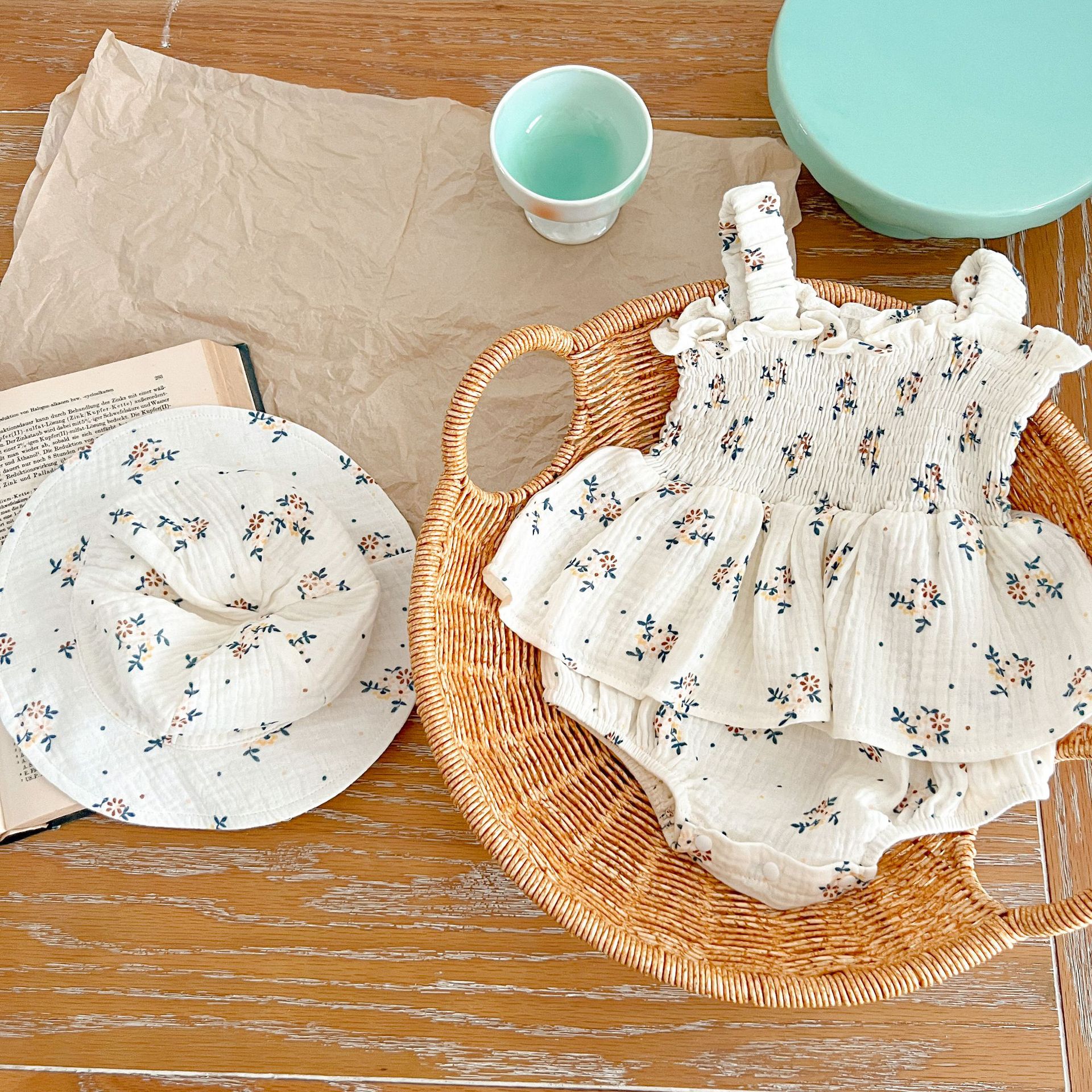 Ropa de verano de bebé de estilo coreano dulce floral mameluco vestido bebé niña sin mangas ropa 100-día banquete mameluco con sombrero