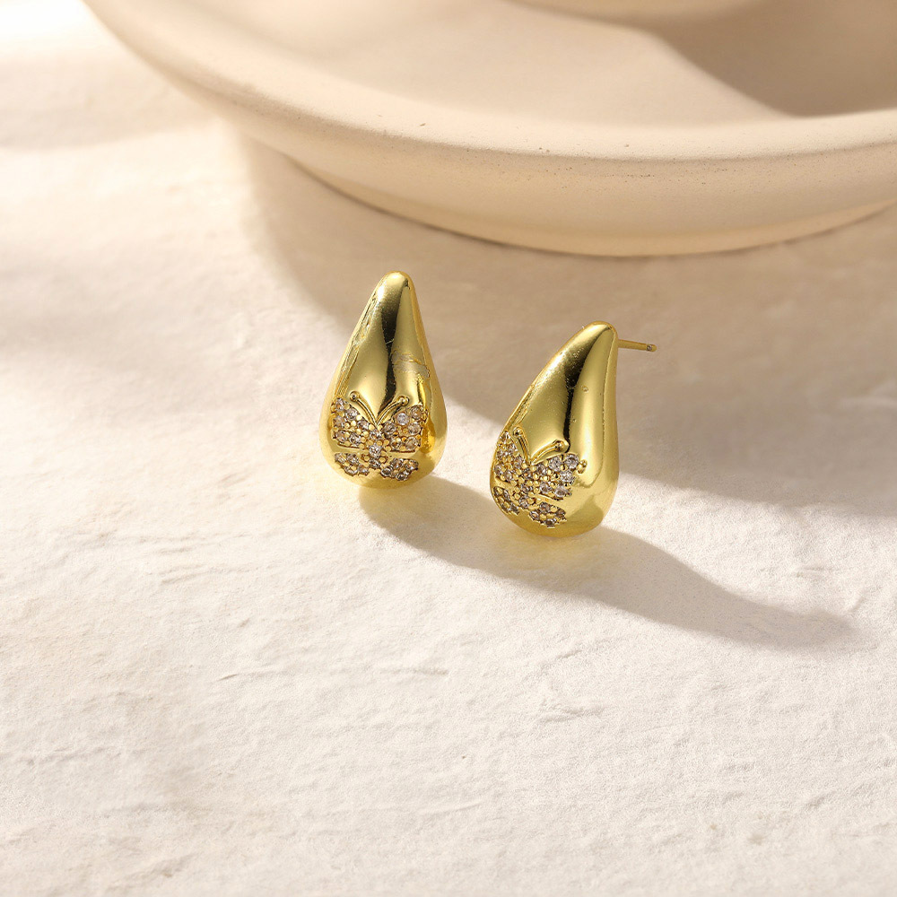 Pendientes femeninos en forma de C con torsión irregular geométrica de estilo ins europeo y americano Pendientes de lujo ligero de alta calidad Pendientes de cobre que no se desvanece