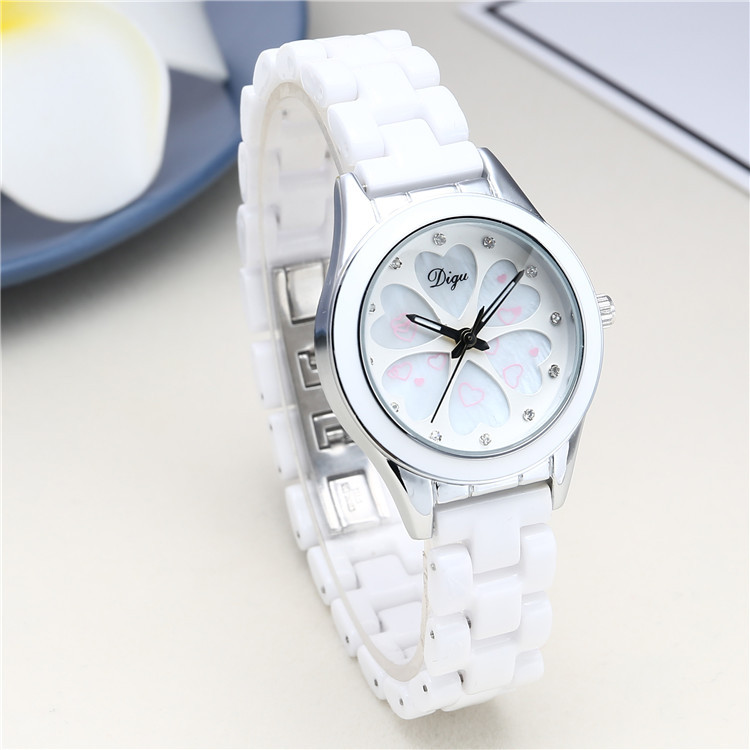 Silver 6 leaf grass