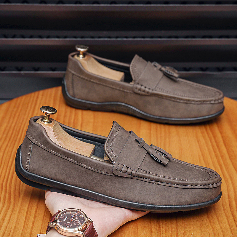 Zapatos Doudou para hombre verano 2025 nuevos zapatos de cuero esmerilado de terciopelo perezoso de un pie zapatos de moda de conducción de negocios para jóvenes