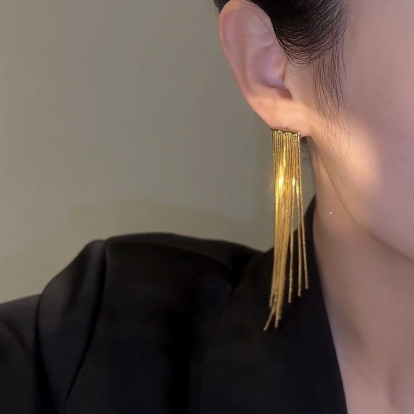 Pendientes de borla largos de alta gama pendientes de cadena de adelgazamiento dulce fresco elegante de las mujeres pendientes de lujo de luz de oro real