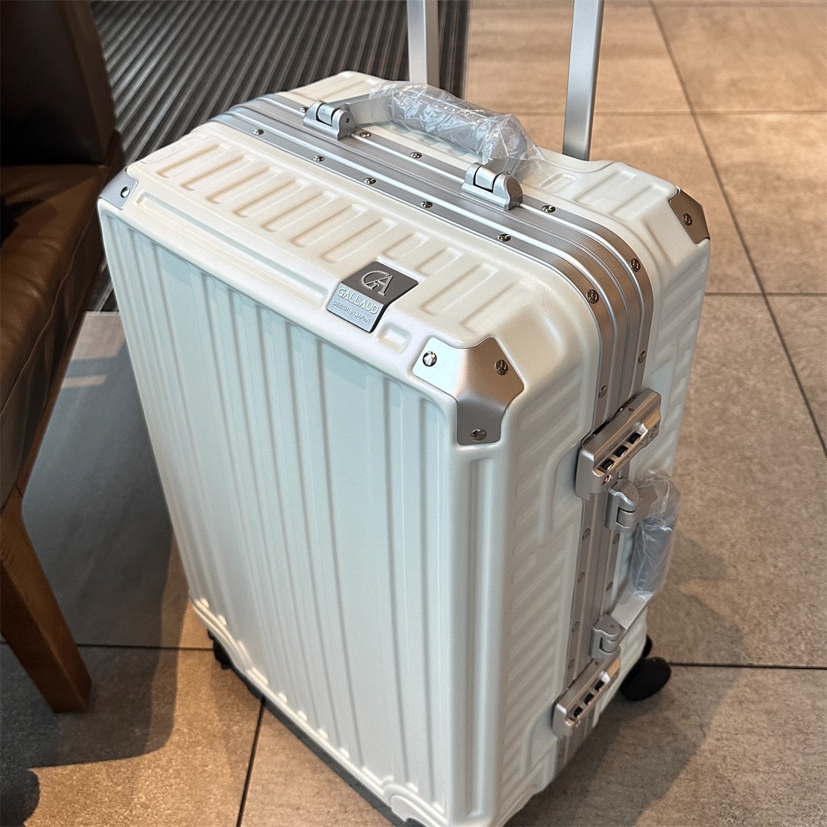Aluminum frame trolley case with universal wheels, quiet operation, large capacity, 20-inch size, suitable for women and men, carry-on luggage.