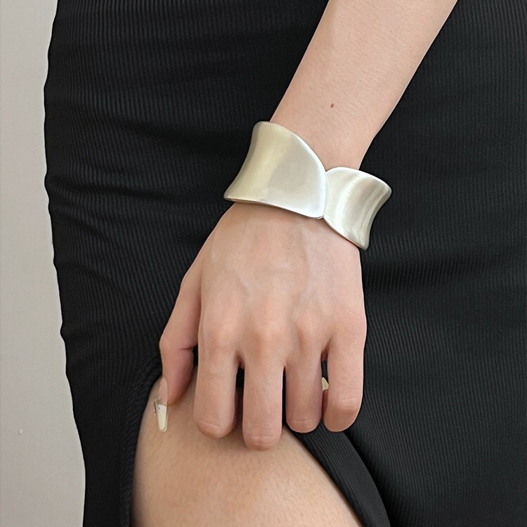 Gold Bracelet Opening Summer European and American Exaggerated Bracelet Personality Bright Bracelet Non-fading Electroplated Gloss Alloy Decoration