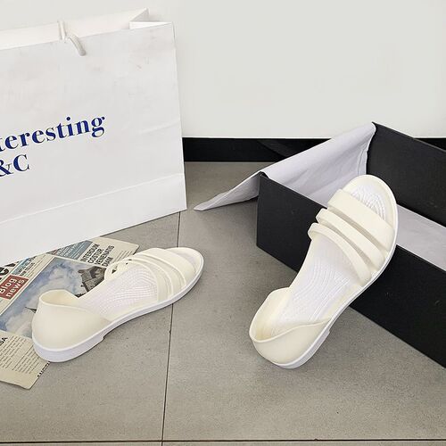 Flat sandals 2025 summer new versatile waterproof Korean style anti-slip waterproof women's sandals for beach by the sea