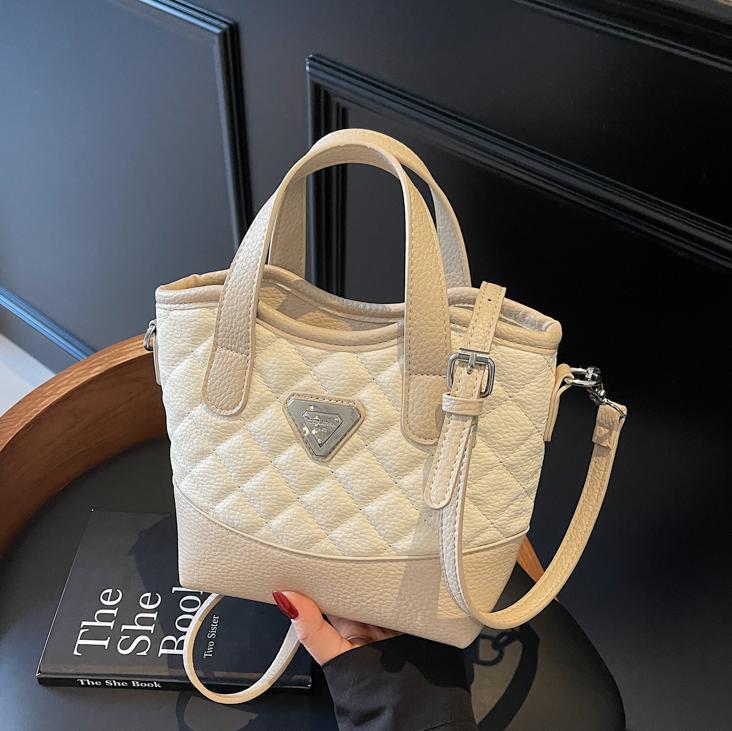 Bolso de mano de alta sensación lingue versátil para mujeres 2025, nuevo color extranjero, bolso de hombro, bolso de cubo de explosión