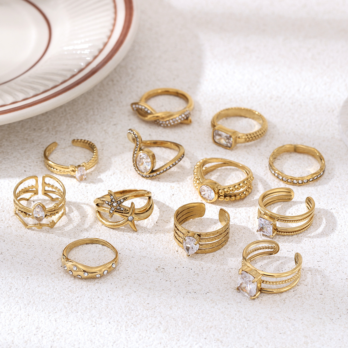 Anillo de acero inoxidable de Tayna Europa y América de lujo ligero nicho de moda personalidad anillo de incrustación de zircon blanco para mujeres no se desvanece