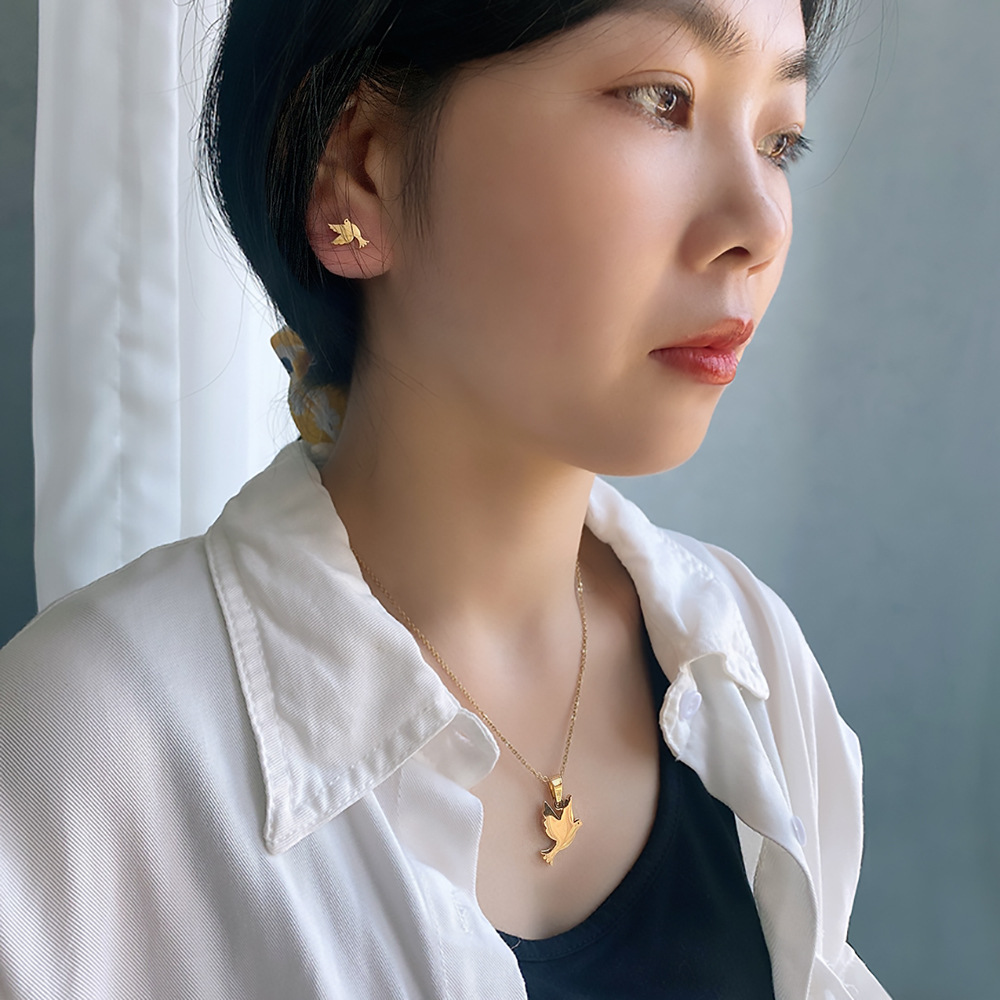 Europa y América transfronteriza traje de acero de titanio colgante pequeño animal Stud pendientes unisex accesorios de la joyería de comercio exterior de dos piezas conjunto