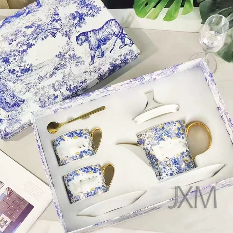 2 컵의 냄비와 접시