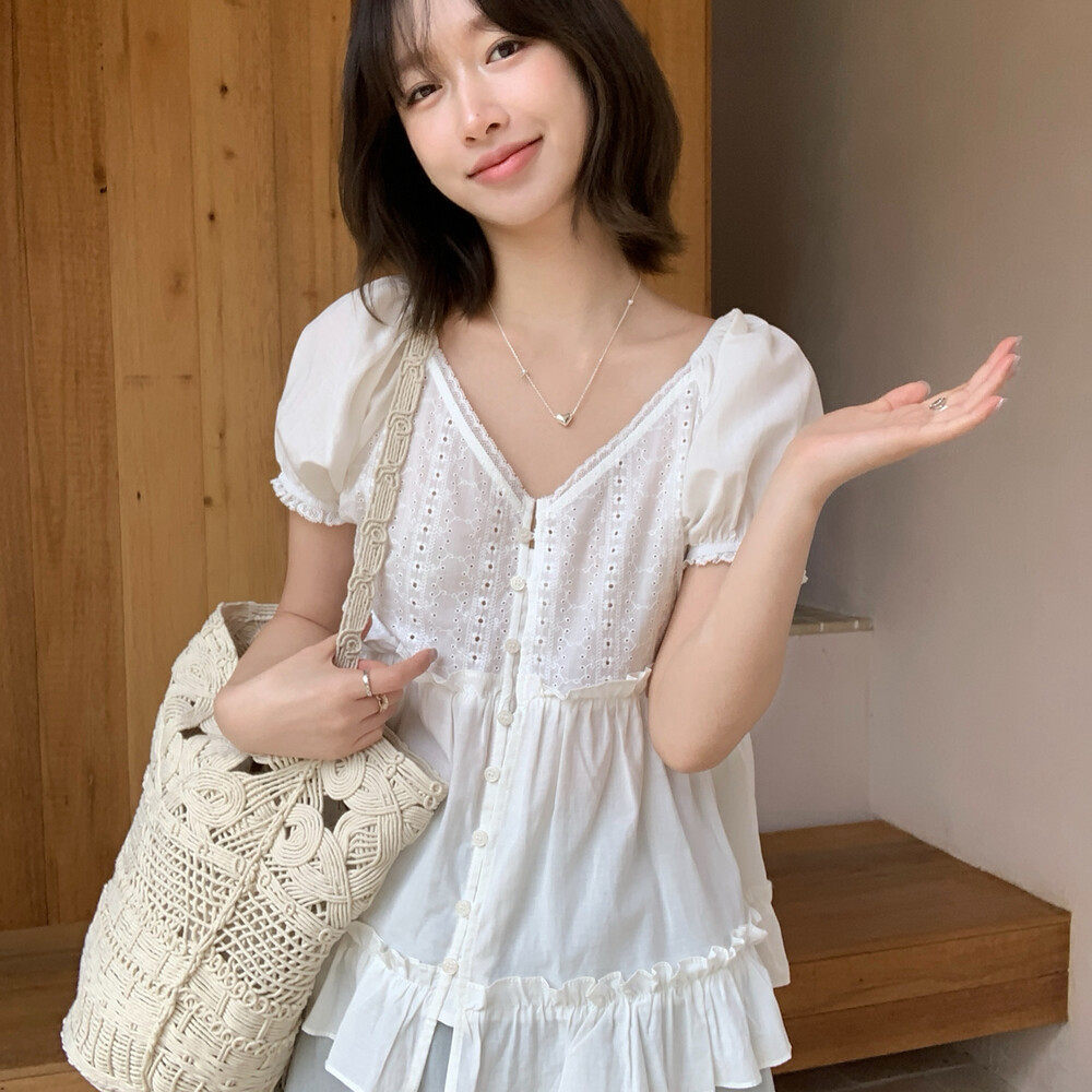 Áo sơ mi nữ V cổ phồng tay ren, thiết kế viền bèo nhún phong cách Pháp ngọt ngào — màu trắng