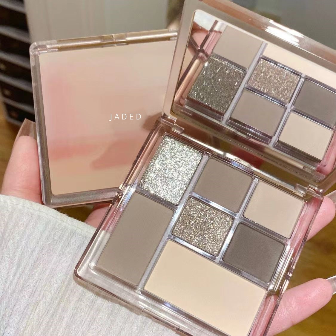 JADED葭妲 七巧板玩趣七色眼影水泥灰拿鐵大地色高光修容一體盤
