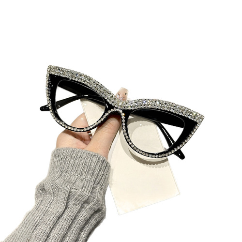 2025 Simple Diamond-Inlaid Sunglasses: Fashionable European & American Retro Cat-Eye Design with Diamond-Encrusted Chain – Premium-Look for Women