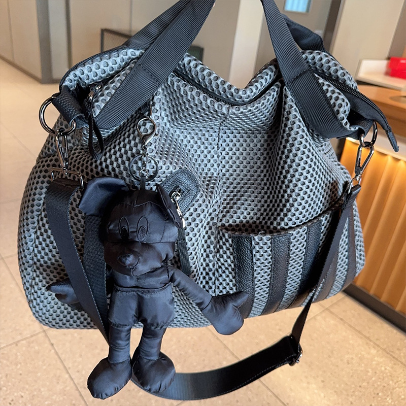 Bolso de moda de mujer nuevo bolso de tela de malla, bolso de hombro, bolso de transporte de gran capacidad, bolso de transporte de ocio con colgantes de moda