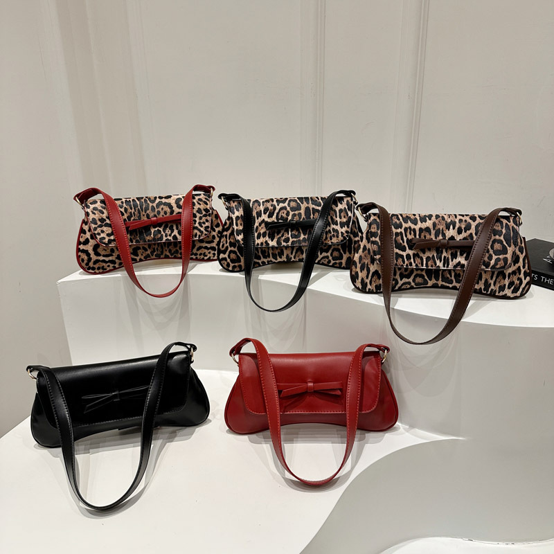 Bolsa de moda francesa de estilo extranjero 2025 primavera nuevo estilo retro nicho diseño popular personalidad mochila de hombro