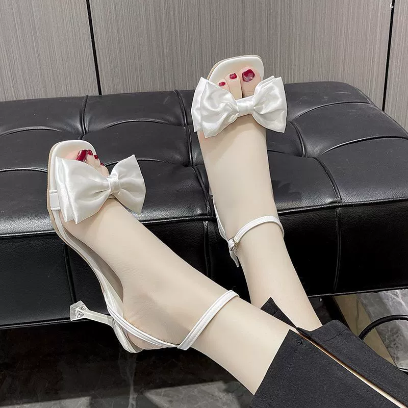 Summer white sandals with a strap with bow, suitable with a skirt