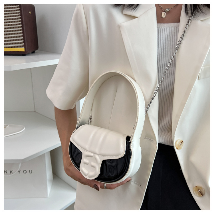 Summer 2022 New Style Solid Color Messenger Saddle Bag display picture 4