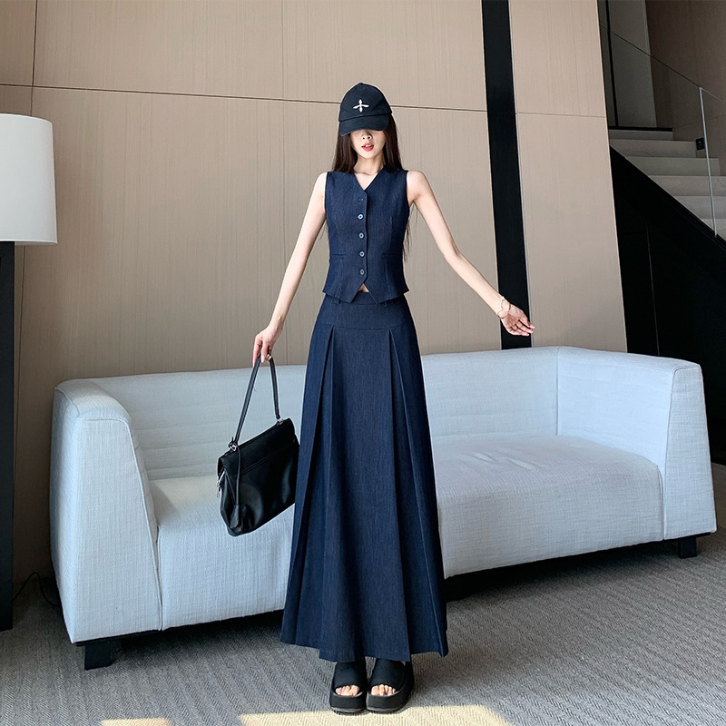 高级感深蓝色仿牛仔套装2025夏季 新款时尚V领马甲背心高腰半身裙